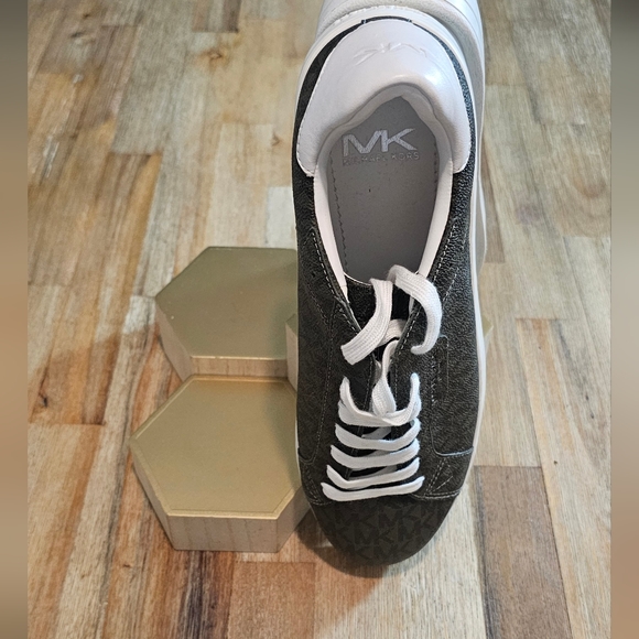 Michael Kors Nate Sneakers. - Picture 6 of 10